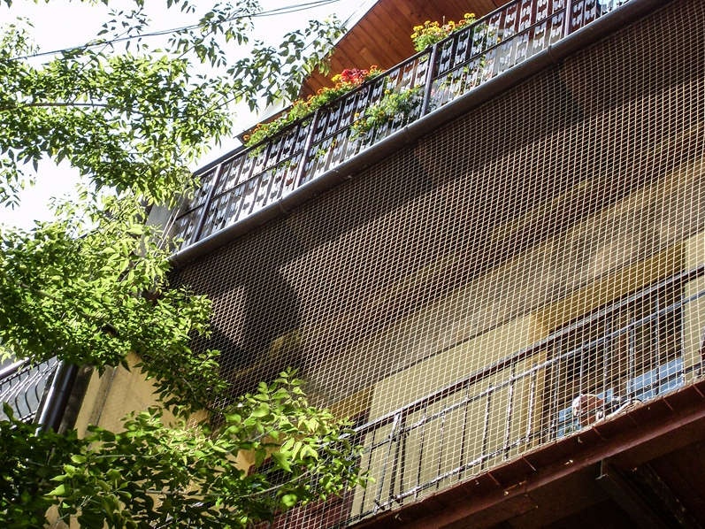 Zabezpieczanie balkonów siatką dla kota. Bezpieczny balkon dla kota.