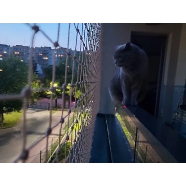 Siatka na balkon dla kota "Bezpieczne Koty". Zestaw montażowy bez wiercenia 8x3m.